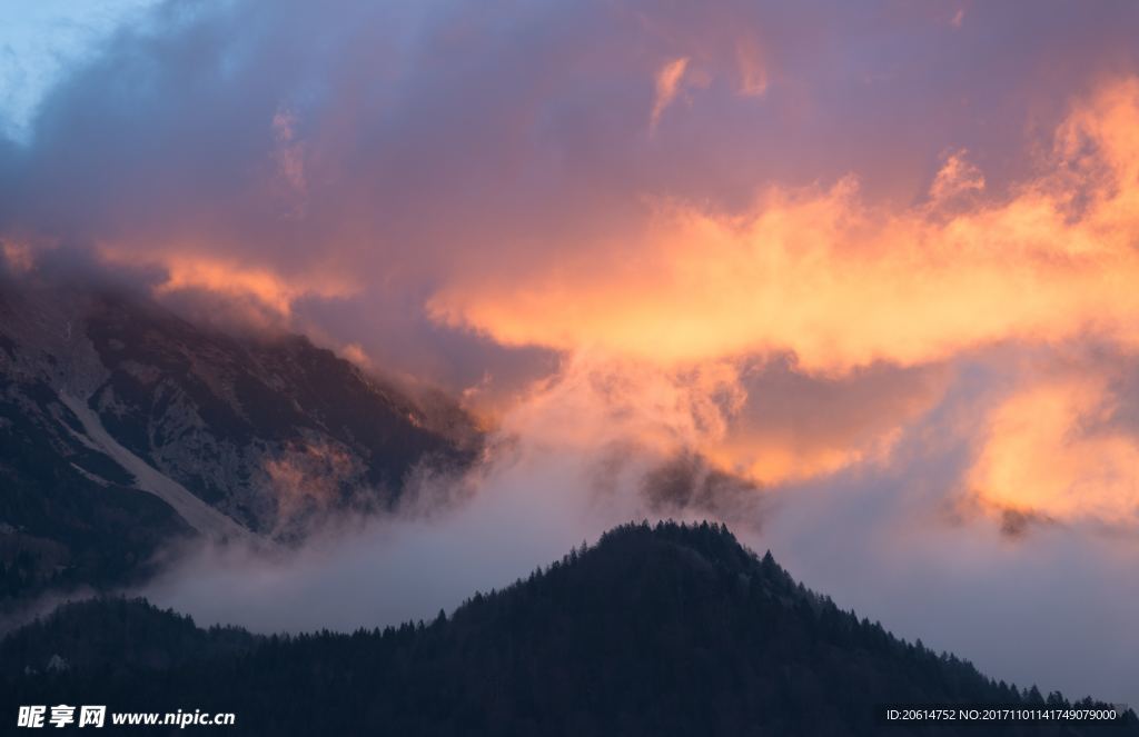 夕阳下的大山美景