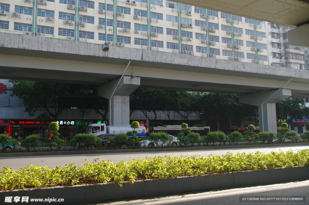 高架桥下的街道