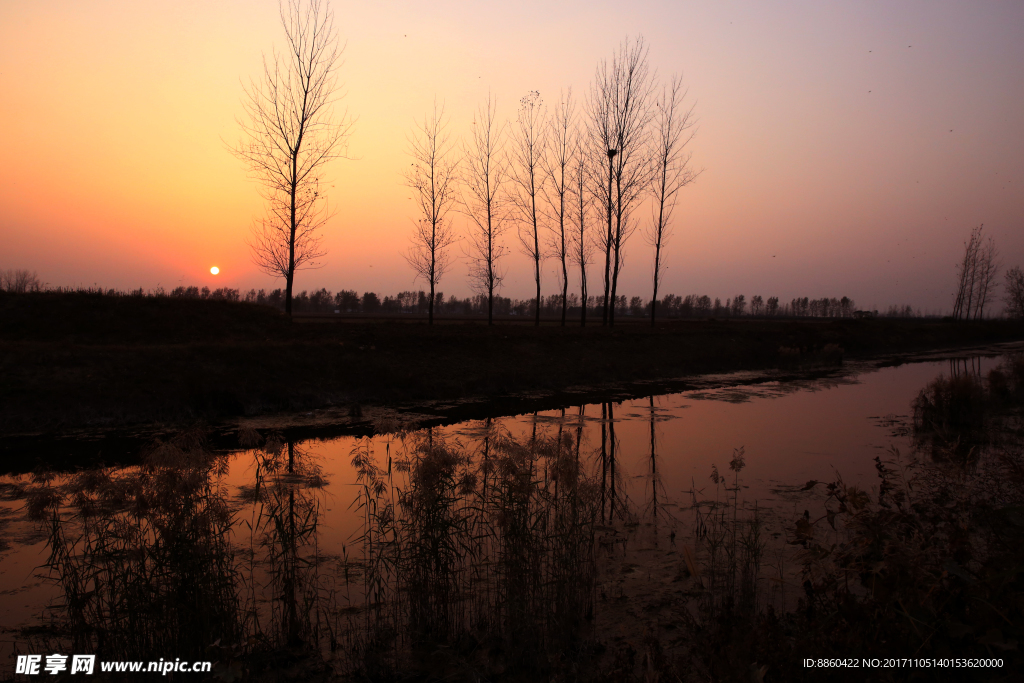 夕阳下的小河