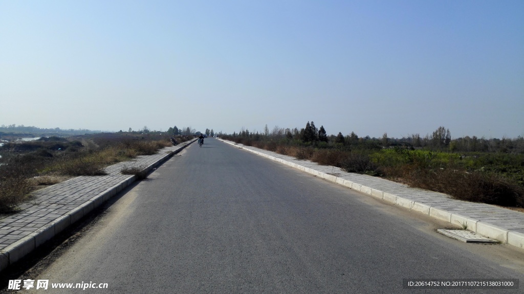 蓝天下的道路风景