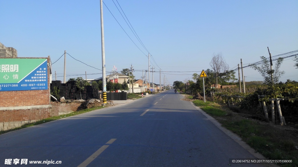 蓝天下的道路风光