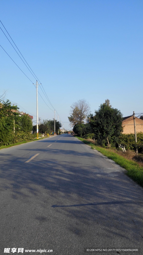 蓝天下的道路风景