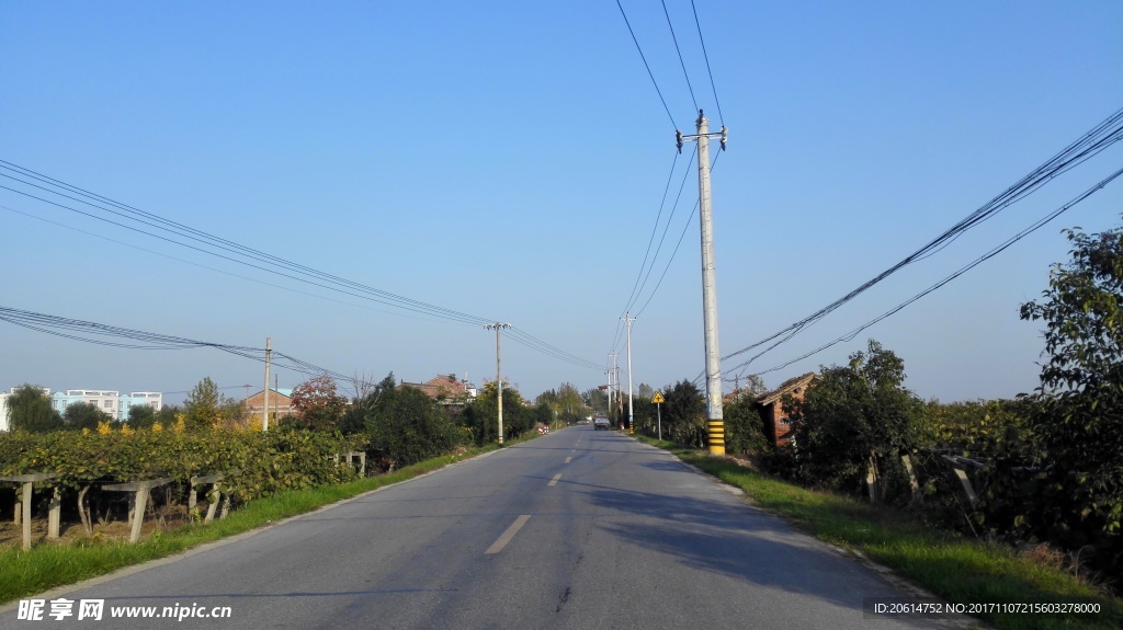 蓝天下的道路风光