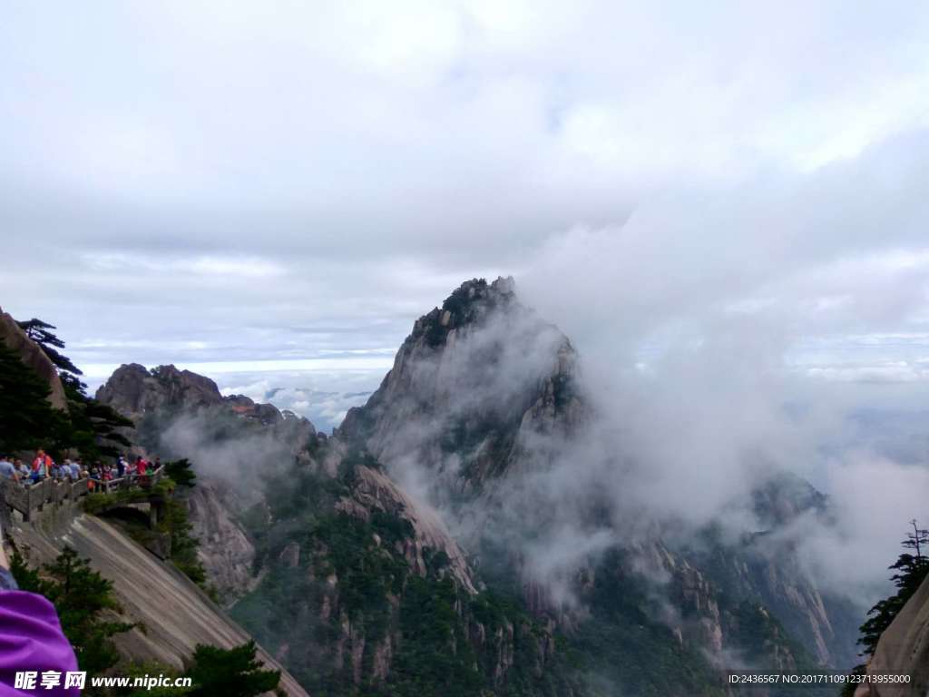 安徽黄山云雾缭绕山景