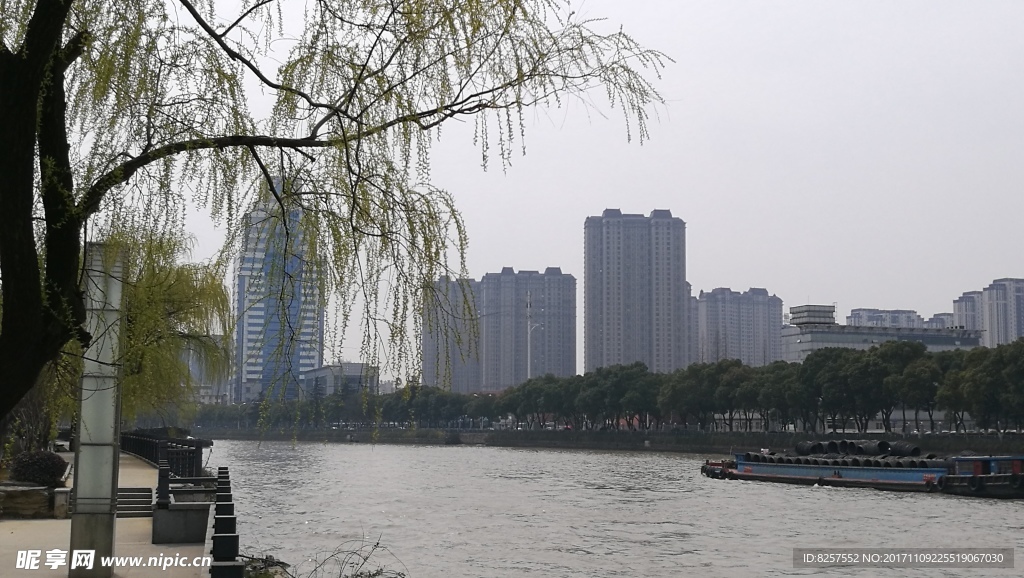 京杭大运河对岸的高楼群
