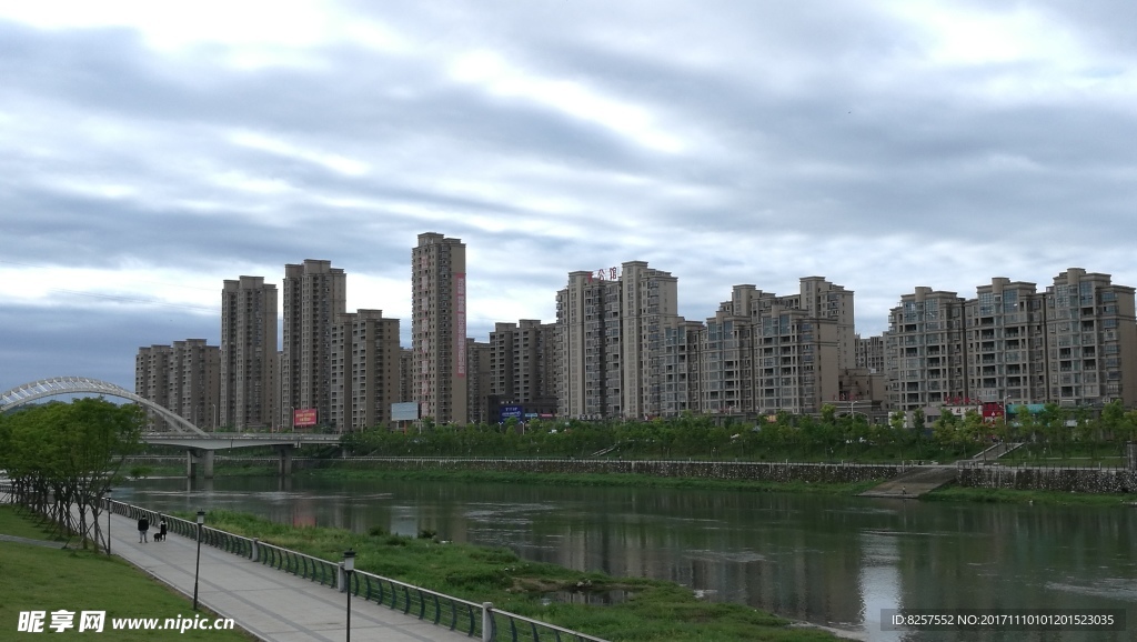 锦江河畔对面的住宅区