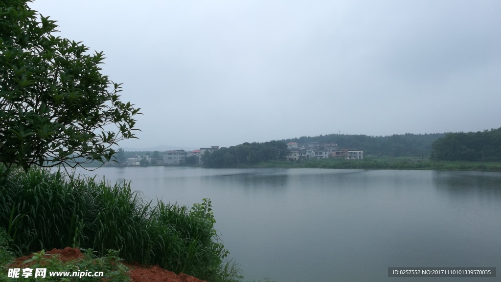 雨天的乡村水库