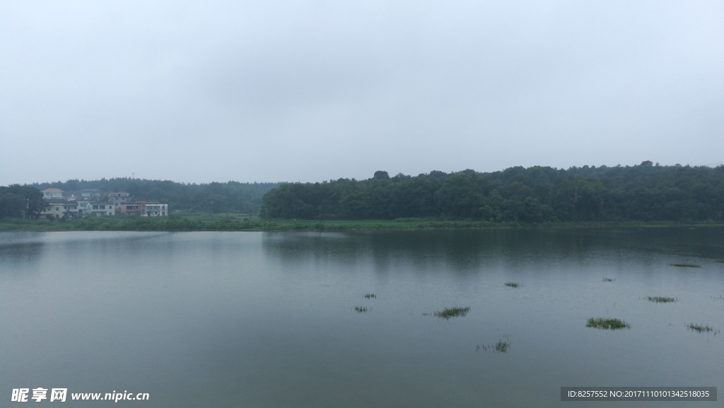 雨天的乡村水库