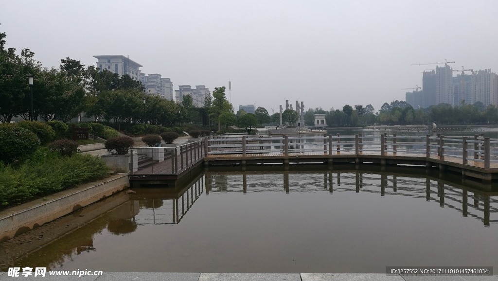 锦阳广场公园的景观池和浮桥