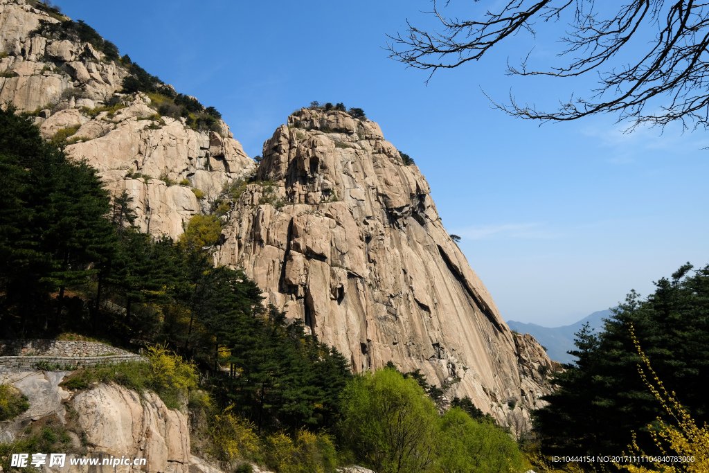 春游泰山图 泰山天烛峰