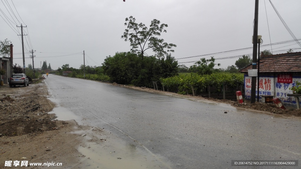 雨天的乡村道路