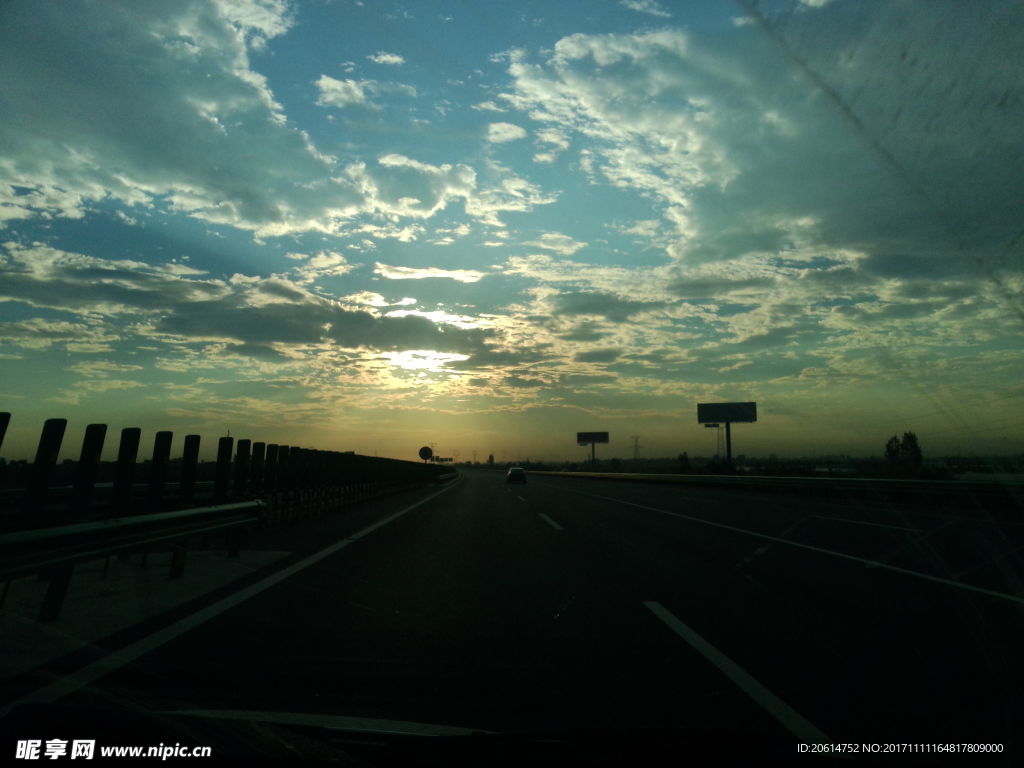 夕阳下的道路风景