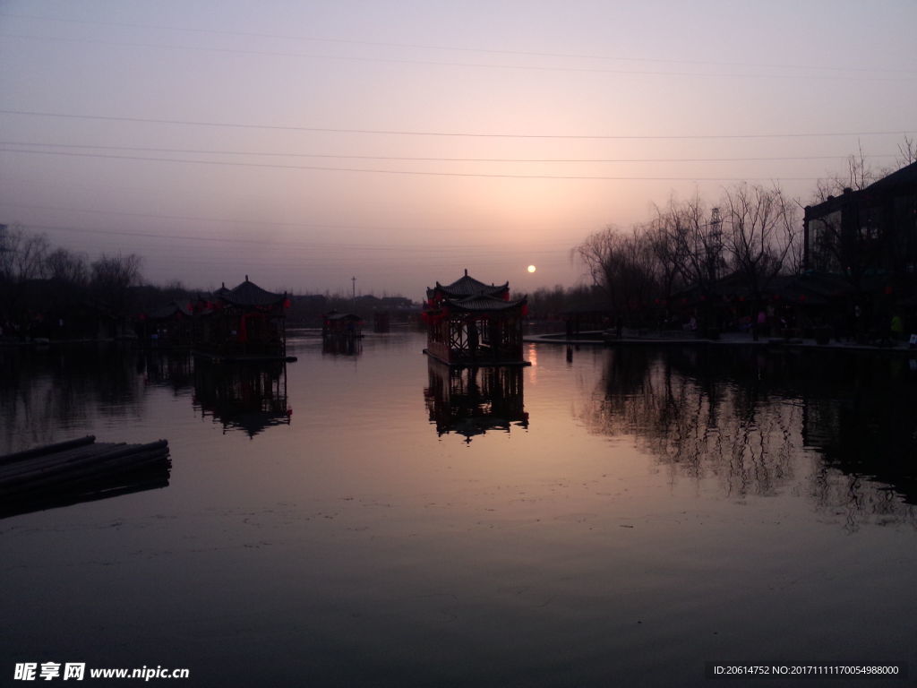 夕阳下的河道风光