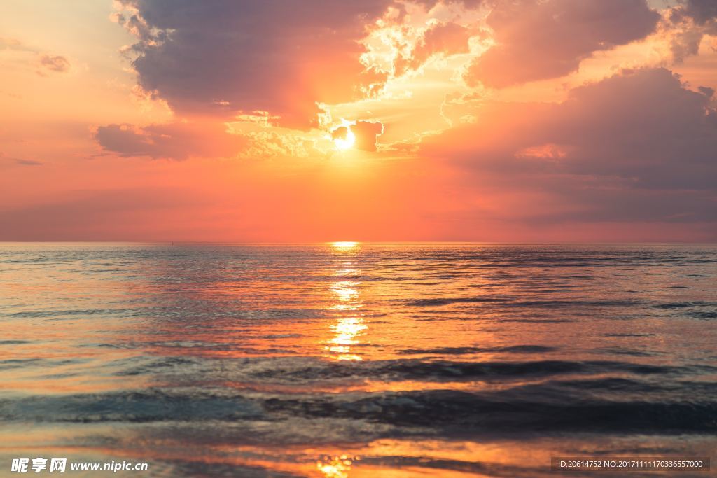 夕阳下的大海美景