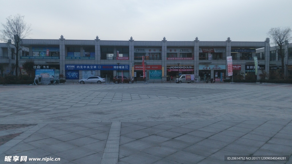 清晨里的城市广场