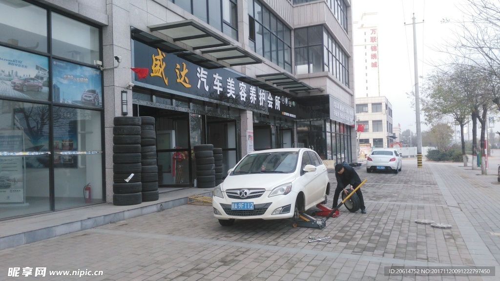 停在街上的汽车