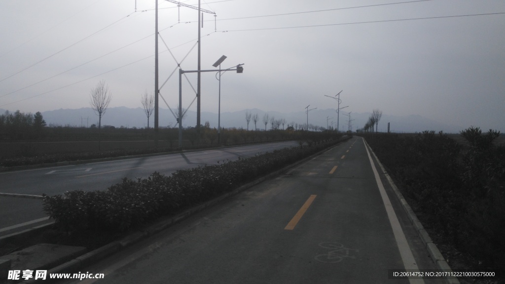 日暮下的道路风景