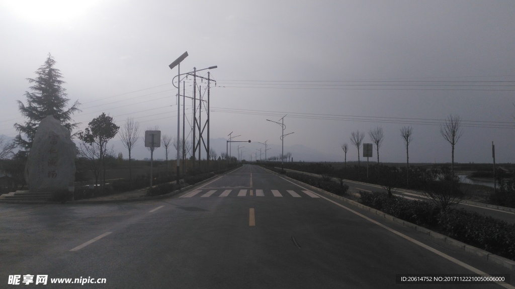 夕阳下的道路风光