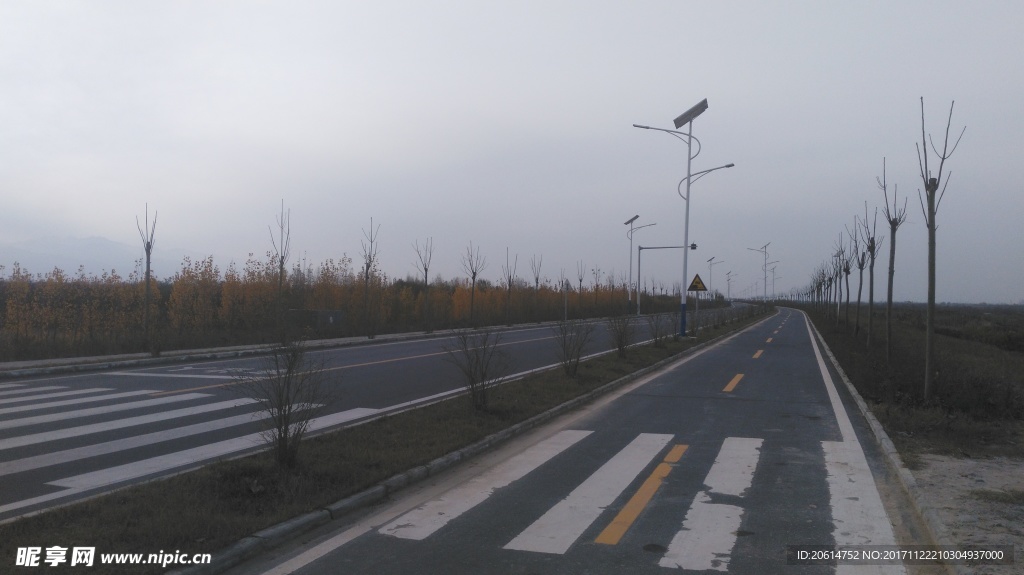 空荡荡的道路