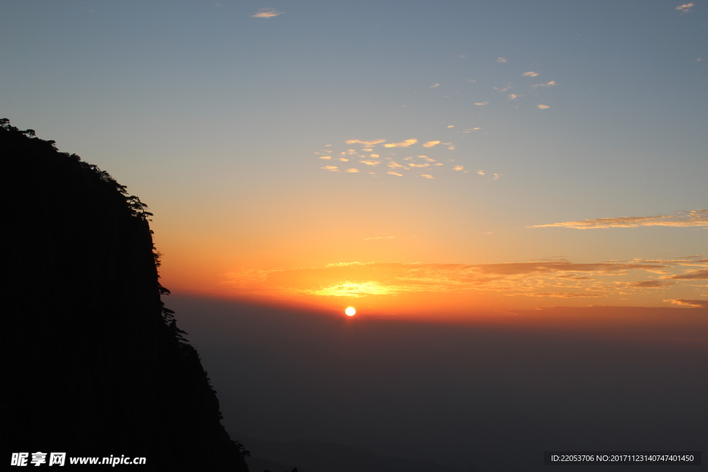 日落下的山峰