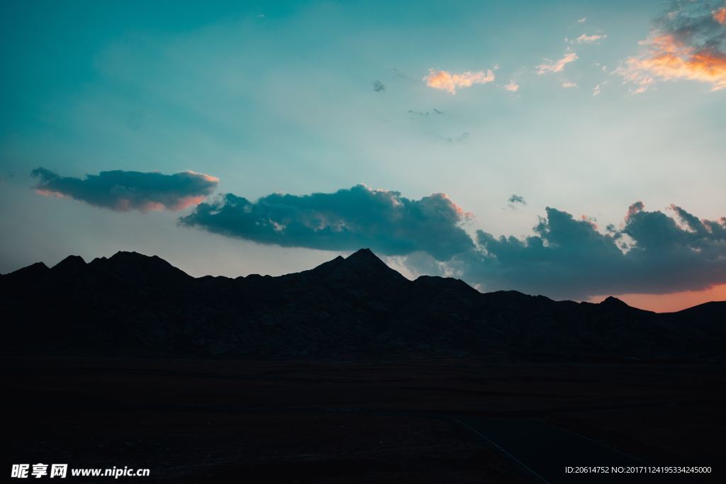 日暮下的大山美景