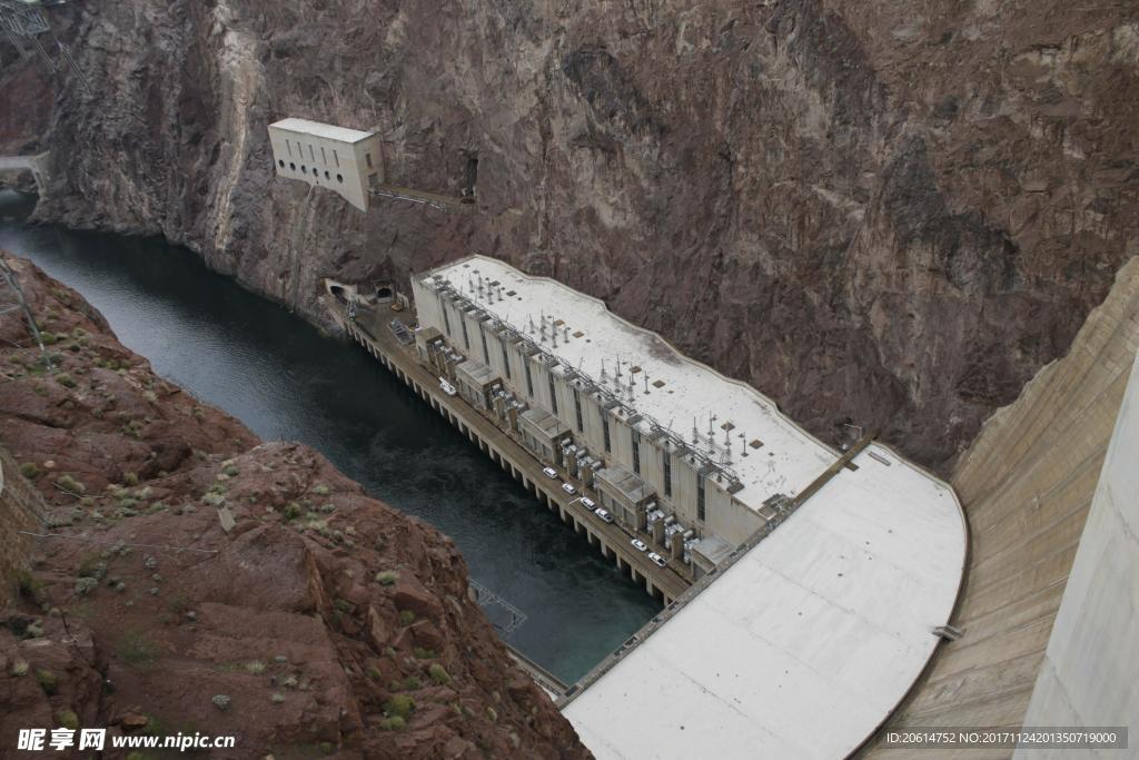 深山里的河道建筑
