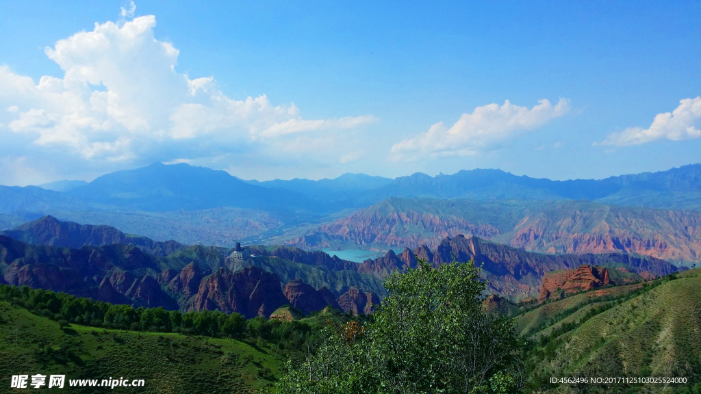 蓝天山岭