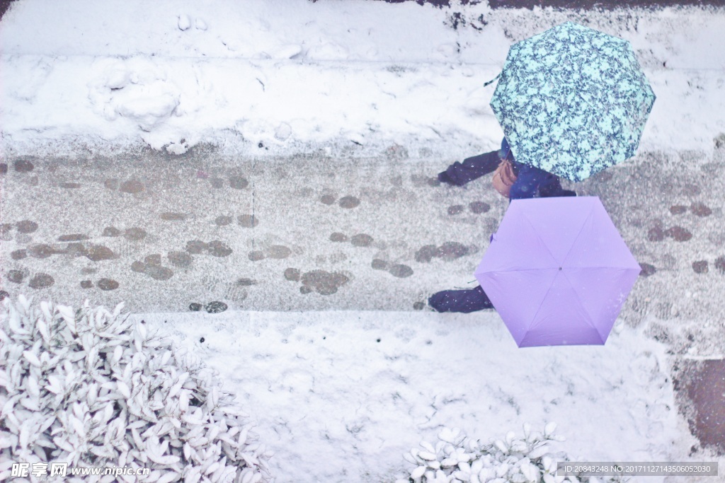 在雪地行走的行人