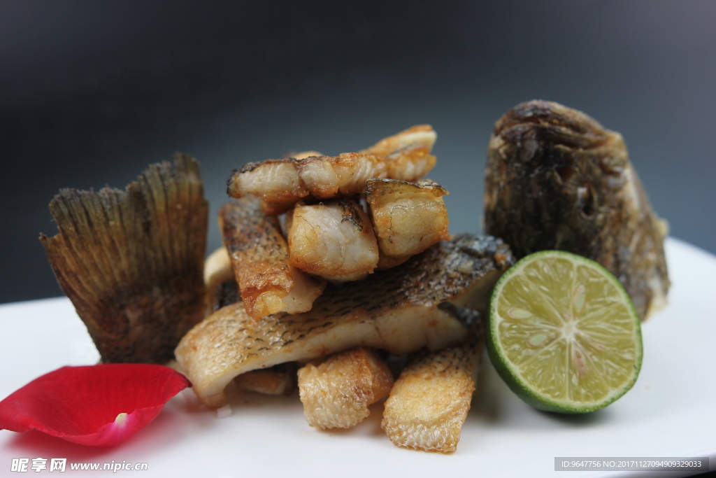 柠檬干煎海鲈鱼
