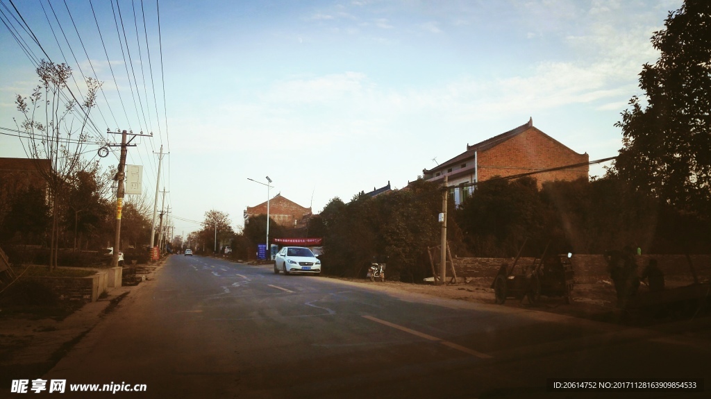 夕阳下的乡村道路风景