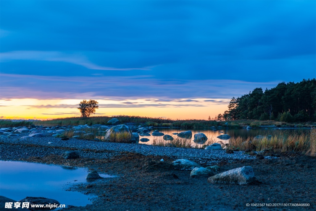 夕阳河岸自然风景