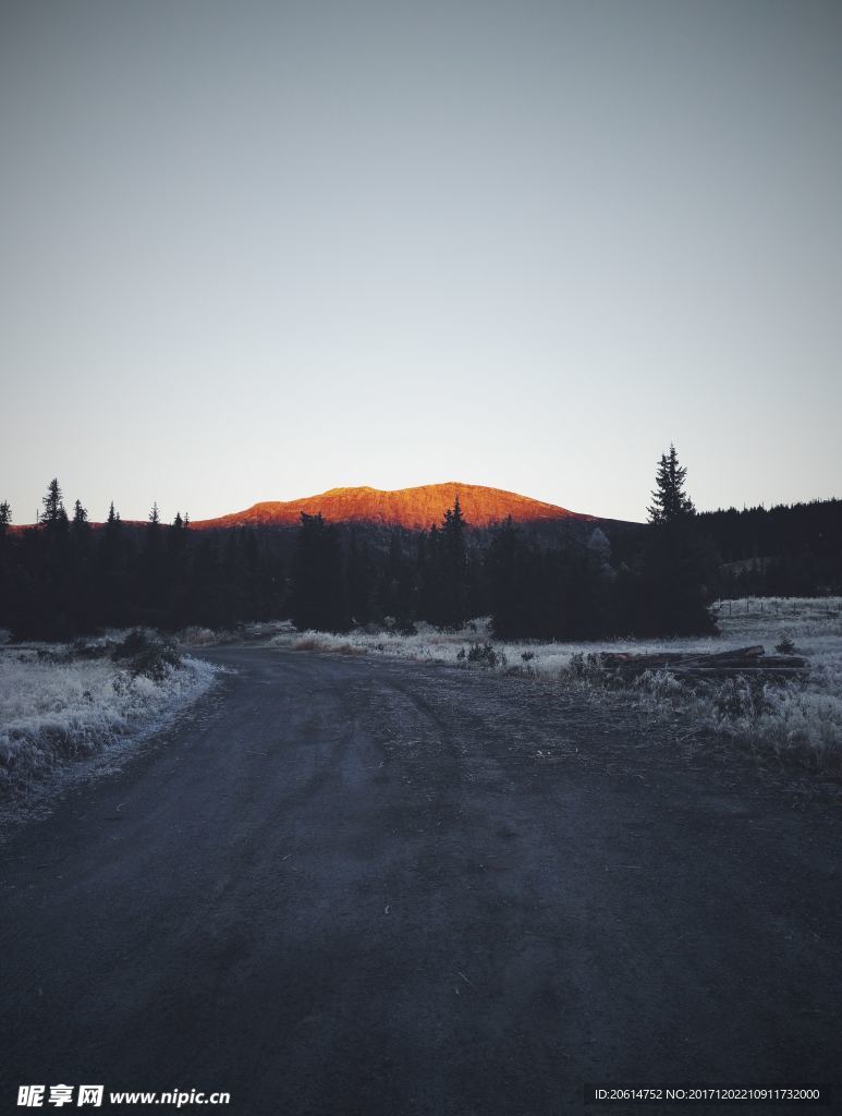 夕阳下的道路风景