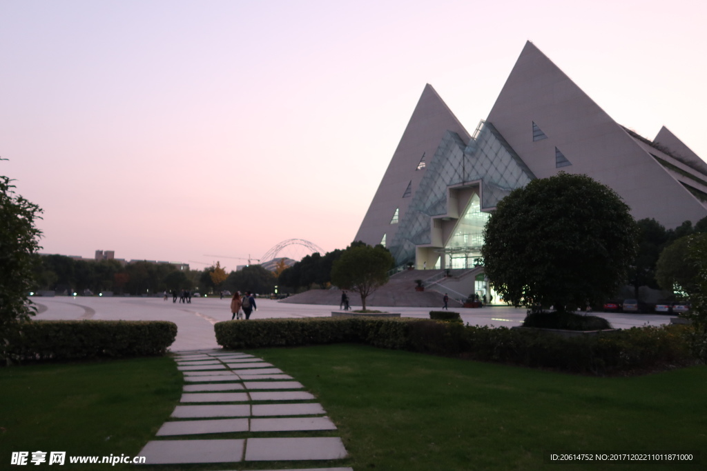 夜色下的广场建筑