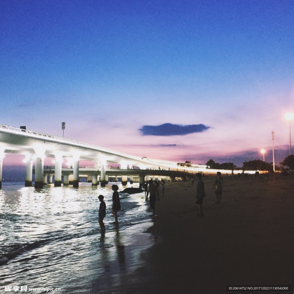 夜色下的海边风景