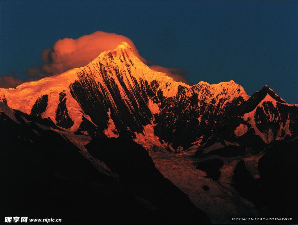 夕阳下的大山风光