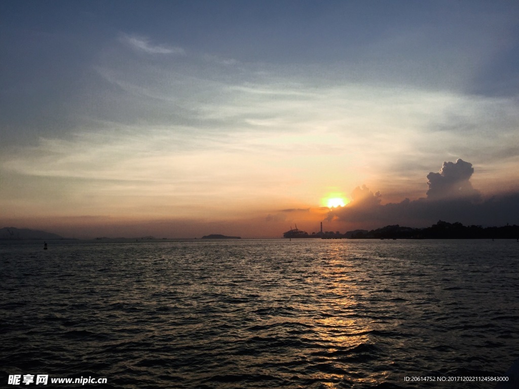 夕阳下的大海美景