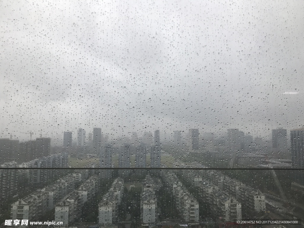 玻璃上的雨珠