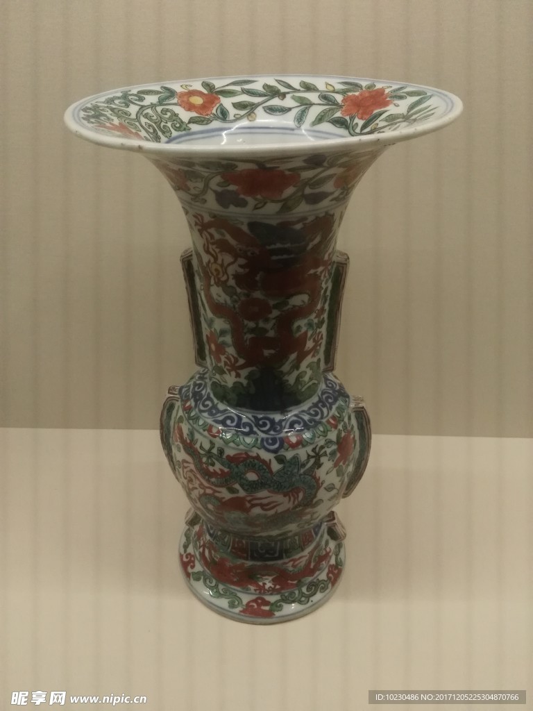 五彩穿花龙纹出戟花觚