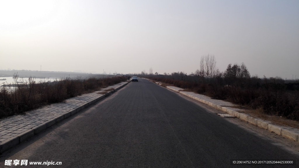 夕阳下的道路风景