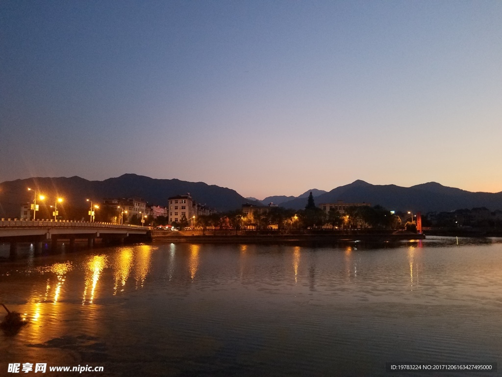 小城夜景