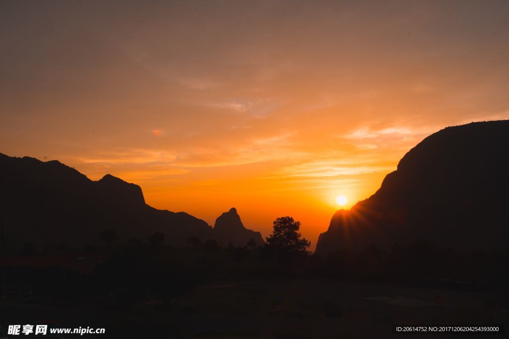 夕阳下的大山风景