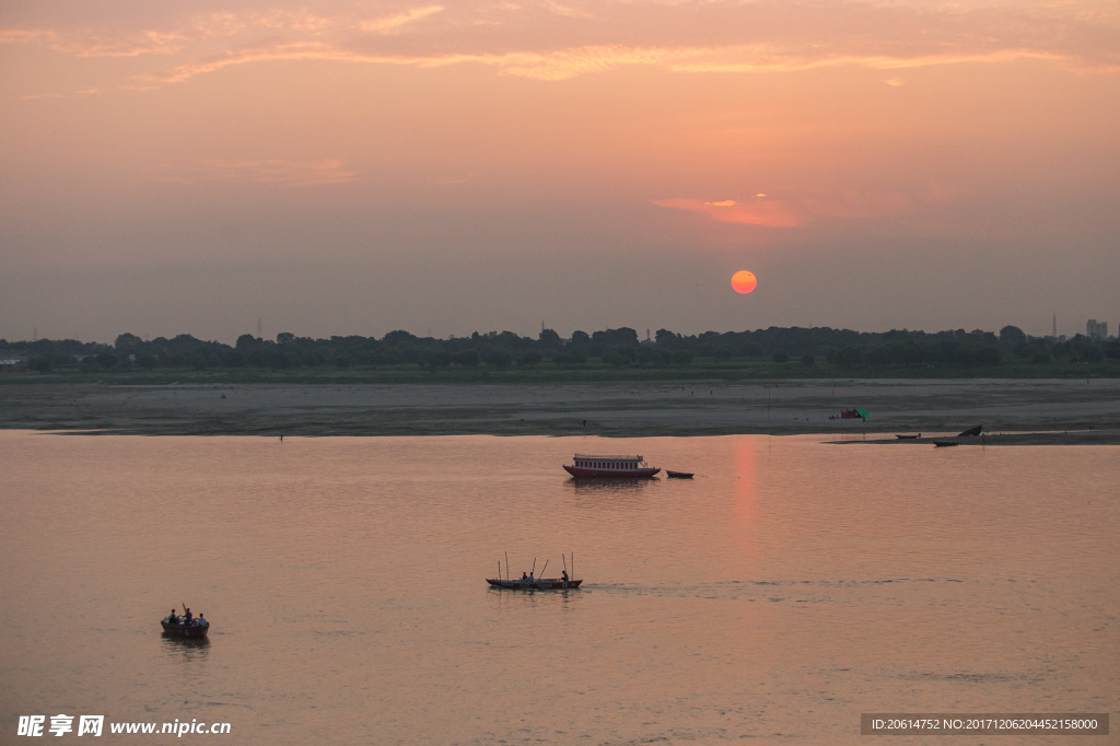 夕阳下的河道风景