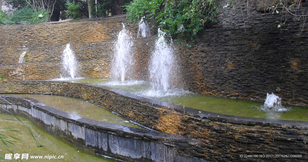 公园里的喷泉景观图