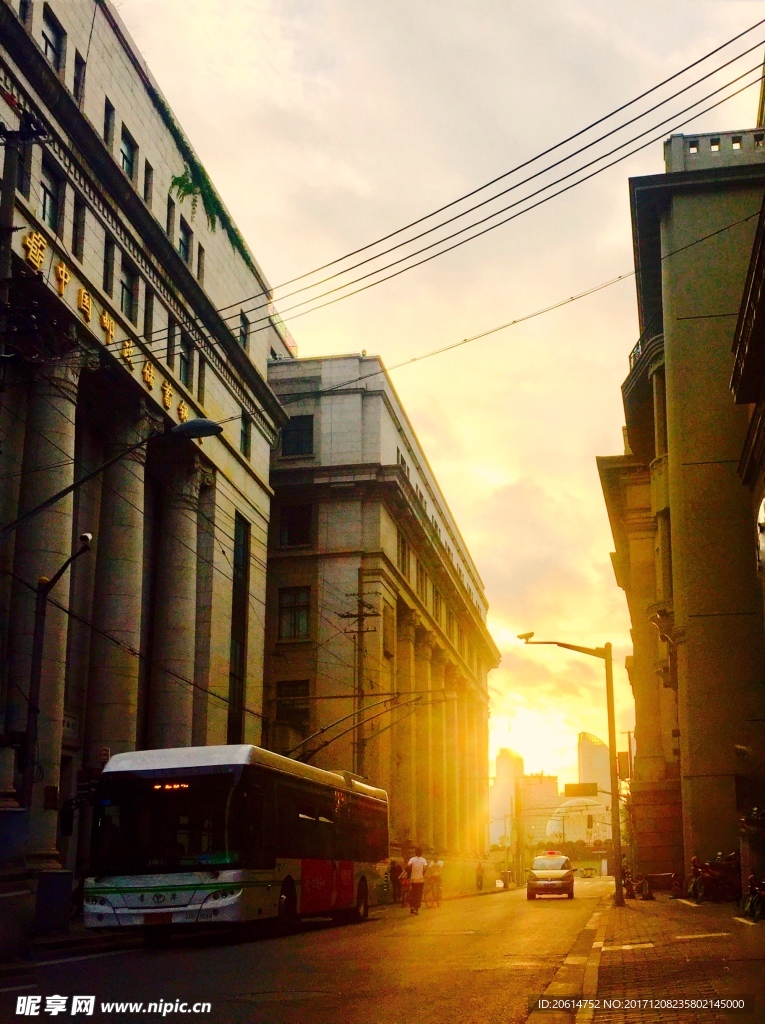 夕阳下的道路风景