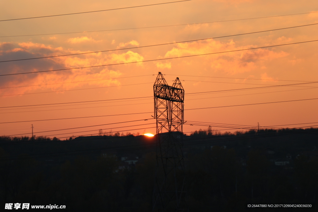 夕阳中的输电塔