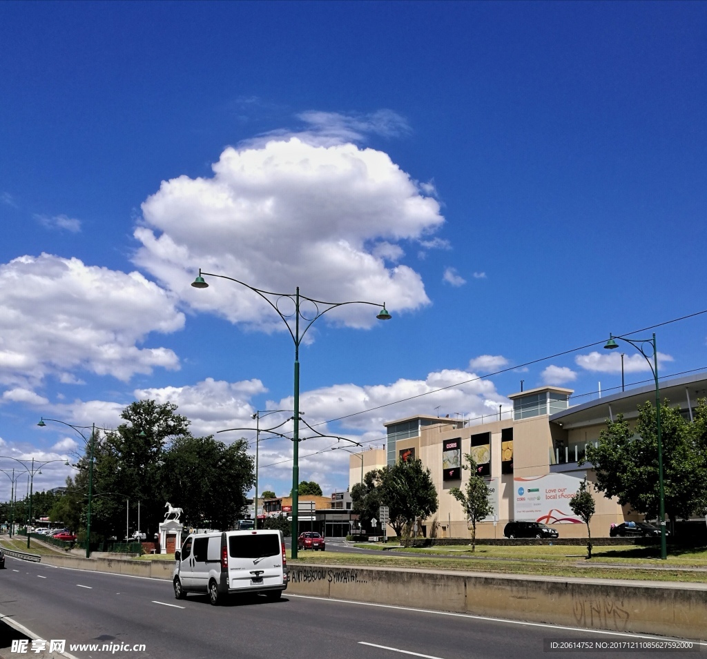 蓝天下的道路风景