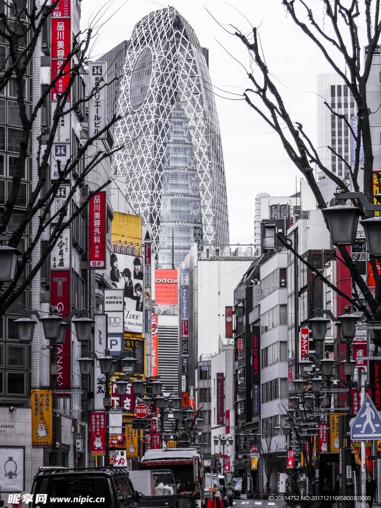 高楼林立的城市街道