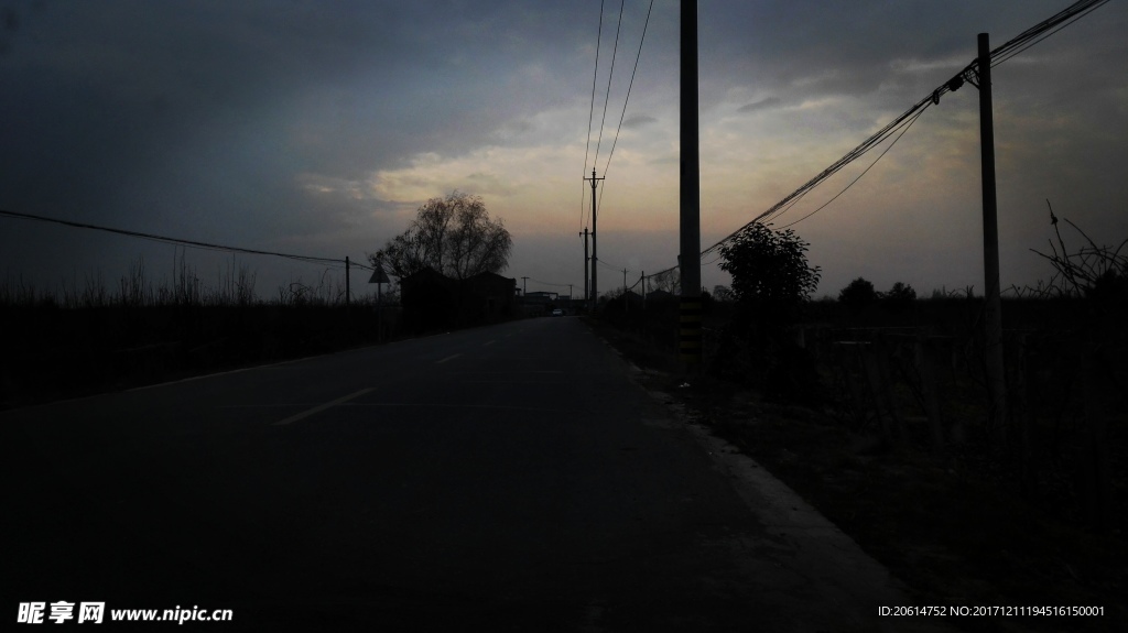 日暮下的道路风景