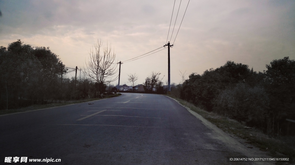 日暮下的乡村公路风景