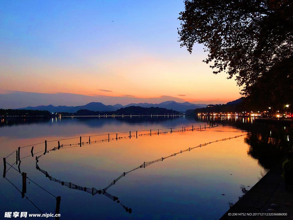 夕阳下的河道风景